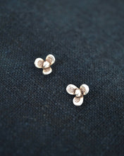 画像をギャラリービューアに読み込む, カレンシルバー スタッドピアス（トリオブルーム）
